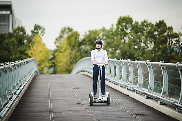 포토 JPG 주간 전신 남자 비즈니스 정보기술 스마트라이프 한명 성인 야외 30대 스마트기기 한국인 네트워크 헬멧 스마트 출근 스마트모빌리티 전동스쿠터 판교 모빌리티 국내포토 자연요소 1 라이프스타일 교통수단 컨셉 기술 사람 동양인 장년 전자제품 스쿠터 보호장비 출퇴근 분당 파일형식