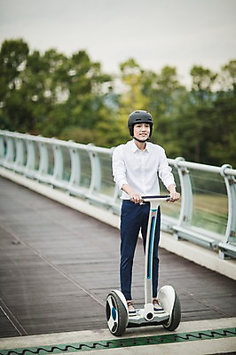 포토 JPG 주간 전신 남자 비즈니스 정보기술 스마트라이프 한명 성인 야외 30대 스마트기기 한국인 네트워크 헬멧 스마트 출근 스마트모빌리티 전동스쿠터 판교 모빌리티 국내포토 자연요소 1 라이프스타일 교통수단 컨셉 기술 사람 동양인 장년 전자제품 스쿠터 보호장비 출퇴근 분당 파일형식