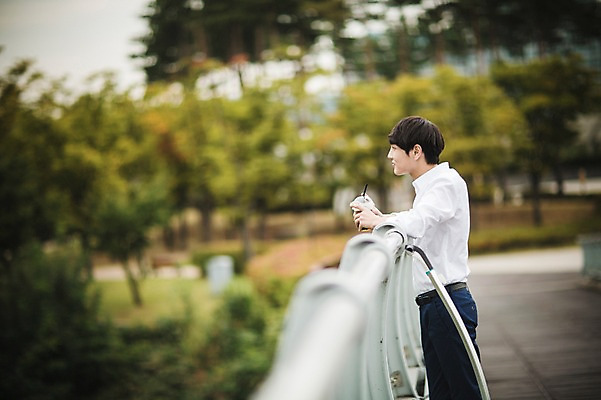 포토 JPG 주간 남자 커피 비즈니스 난간 휴식 정보기술 스마트라이프 한명 성인 야외 30대 스마트기기 한국인 네트워크 종이컵 스마트 스마트모빌리티 전동스쿠터 모빌리티 국내포토 자연요소 1 라이프스타일 음료 교통수단 컨셉 기술 사람 동양인 컵 장년 전자제품 스쿠터 일회용 파일형식