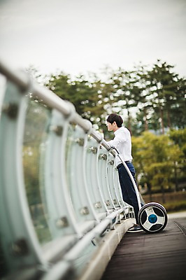 포토 JPG 주간 남자 커피 비즈니스 난간 휴식 정보기술 스마트라이프 한명 성인 야외 30대 스마트기기 한국인 네트워크 종이컵 스마트 스마트모빌리티 전동스쿠터 모빌리티 국내포토 자연요소 1 라이프스타일 음료 교통수단 컨셉 기술 사람 동양인 컵 장년 전자제품 스쿠터 일회용 파일형식