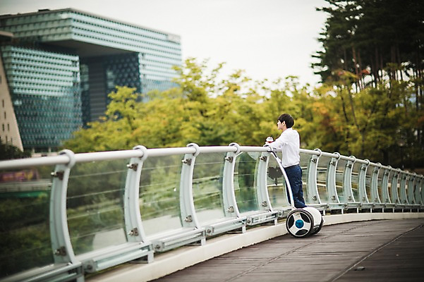 포토 JPG 주간 남자 커피 비즈니스 난간 휴식 정보기술 스마트라이프 한명 성인 야외 30대 스마트기기 한국인 네트워크 종이컵 스마트 스마트모빌리티 전동스쿠터 모빌리티 국내포토 자연요소 1 라이프스타일 음료 교통수단 컨셉 기술 사람 동양인 컵 장년 전자제품 스쿠터 일회용 파일형식