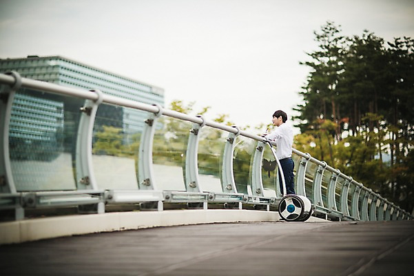 포토 JPG 주간 남자 커피 비즈니스 난간 휴식 정보기술 스마트라이프 한명 성인 야외 30대 스마트기기 한국인 네트워크 종이컵 스마트 스마트모빌리티 전동스쿠터 모빌리티 국내포토 자연요소 1 라이프스타일 음료 교통수단 컨셉 기술 사람 동양인 컵 장년 전자제품 스쿠터 일회용 파일형식