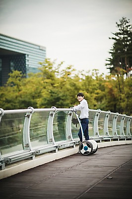 포토 JPG 주간 남자 커피 비즈니스 난간 휴식 정보기술 스마트라이프 한명 성인 야외 30대 스마트기기 한국인 네트워크 종이컵 스마트 스마트모빌리티 전동스쿠터 모빌리티 국내포토 자연요소 1 라이프스타일 음료 교통수단 컨셉 기술 사람 동양인 컵 장년 전자제품 스쿠터 일회용 파일형식