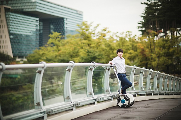 포토 JPG 주간 남자 비즈니스 난간 정보기술 스마트라이프 한명 성인 야외 30대 스마트기기 기댐 한국인 네트워크 스마트 스마트모빌리티 전동스쿠터 모빌리티 국내포토 자연요소 1 라이프스타일 교통수단 컨셉 모션 기술 사람 동양인 장년 전자제품 스쿠터 파일형식
