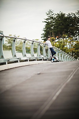 포토 JPG 주간 남자 비즈니스 난간 정보기술 스마트라이프 한명 성인 야외 30대 스마트기기 기댐 한국인 네트워크 스마트 스마트모빌리티 전동스쿠터 모빌리티 국내포토 자연요소 1 라이프스타일 교통수단 컨셉 모션 기술 사람 동양인 장년 전자제품 스쿠터 파일형식