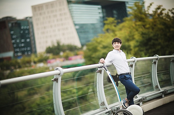 포토 JPG 주간 남자 비즈니스 난간 정보기술 스마트라이프 한명 성인 야외 30대 스마트기기 기댐 한국인 네트워크 스마트 스마트모빌리티 전동스쿠터 모빌리티 국내포토 자연요소 1 라이프스타일 교통수단 컨셉 모션 기술 사람 동양인 장년 전자제품 스쿠터 파일형식