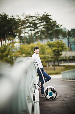 포토 JPG 주간 남자 비즈니스 난간 정보기술 스마트라이프 한명 성인 야외 30대 스마트기기 기댐 한국인 네트워크 스마트 스마트모빌리티 전동스쿠터 모빌리티 국내포토 자연요소 1 라이프스타일 교통수단 컨셉 모션 기술 사람 동양인 장년 전자제품 스쿠터 파일형식