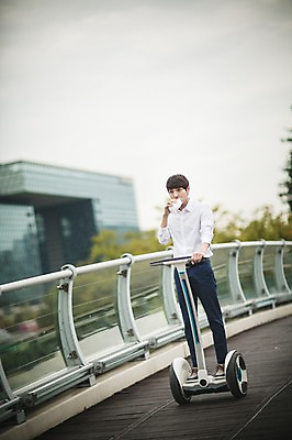 포토 JPG 주간 남자 비즈니스 난간 정보기술 스마트라이프 한명 성인 야외 30대 스마트기기 한국인 네트워크 아침식사 먹기 스마트 스마트모빌리티 전동스쿠터 혼족 모빌리티 국내포토 자연요소 1 라이프스타일 교통수단 컨셉 모션 기술 사람 동양인 장년 전자제품 식사 스쿠터 싱글라이프 파일형식