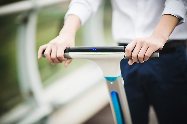 포토 JPG 주간 남자 비즈니스 난간 정보기술 스마트라이프 한명 성인 야외 아웃포커스 30대 스마트기기 한국인 네트워크 스마트 스마트모빌리티 전동스쿠터 모빌리티 국내포토 자연요소 1 라이프스타일 교통수단 컨셉 기술 촬영기법 사람 동양인 장년 전자제품 스쿠터 파일형식