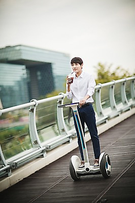 포토 JPG 주간 남자 커피 비즈니스 난간 정보기술 스마트라이프 한명 성인 야외 30대 스마트기기 한국인 네트워크 종이컵 스마트 스마트모빌리티 전동스쿠터 모빌리티 국내포토 자연요소 1 라이프스타일 음료 교통수단 컨셉 기술 사람 동양인 컵 장년 전자제품 스쿠터 일회용 파일형식