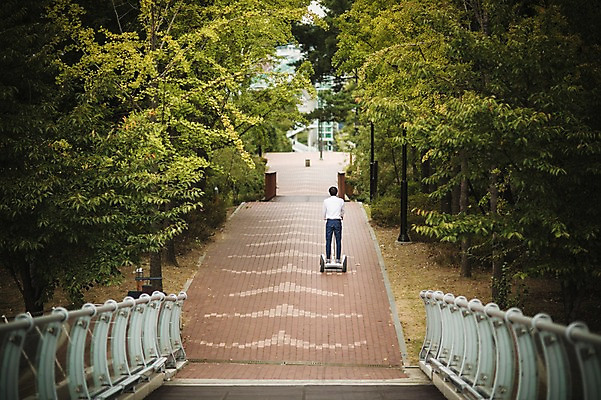 포토 JPG 주간 전신 나무 남자 비즈니스 정보기술 스마트라이프 한명 성인 야외 뒷모습 30대 스마트기기 한국인 네트워크 스마트 스마트모빌리티 전동스쿠터 모빌리티 국내포토 자연요소 식물 1 라이프스타일 교통수단 뷰포인트 컨셉 기술 사람 동양인 장년 전자제품 스쿠터 파일형식