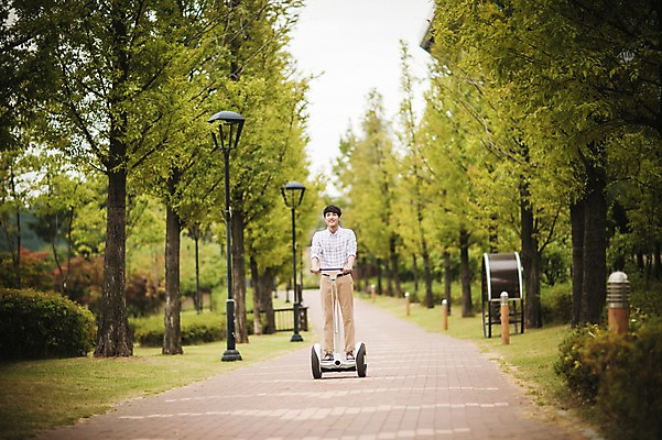 포토 JPG 주간 전신 나무 공원 남자 비즈니스 정보기술 스마트라이프 한명 성인 야외 30대 스마트기기 한국인 네트워크 스마트 스마트모빌리티 전동스쿠터 모빌리티 국내포토 자연요소 식물 1 라이프스타일 공공시설 교통수단 컨셉 기술 사람 동양인 장년 전자제품 스쿠터 파일형식