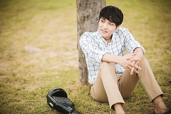 포토 JPG 주간 나무 공원 남자 비즈니스 휴식 정보기술 스마트라이프 한명 앉기 잔디 성인 야외 30대 스마트기기 기댐 한국인 네트워크 스마트 스마트모빌리티 전동휠 모빌리티 국내포토 자연요소 식물 1 라이프스타일 공공시설 육상교통 교통수단 컨셉 모션 기술 사람 동양인 장년 전자제품 파일형식