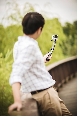 포토 JPG 주간 남자 비즈니스 정보기술 스마트라이프 한명 성인 야외 아웃포커스 30대 스마트기기 사진촬영 한국인 네트워크 스마트 셀카봉 국내포토 자연요소 1 라이프스타일 컨셉 기술 촬영기법 사람 동양인 장년 전자제품 촬영 파일형식