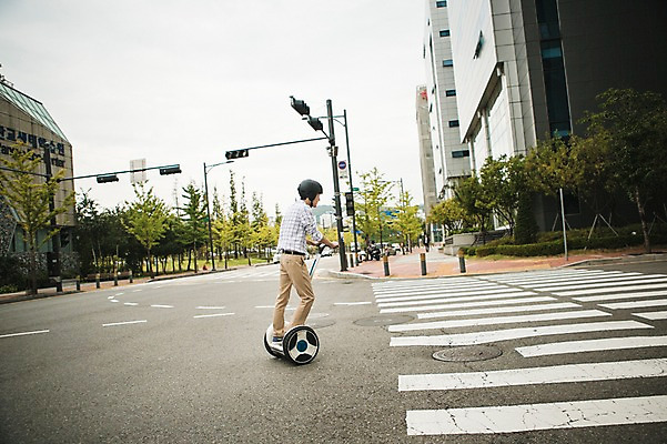 포토 JPG 주간 남자 도로 비즈니스 정보기술 스마트라이프 한명 빌딩 성인 야외 30대 스마트기기 한국인 네트워크 횡단보도 헬멧 스마트 출근 스마트모빌리티 전동스쿠터 모빌리티 국내포토 자연요소 1 라이프스타일 길 교통수단 컨셉 교통시설 기술 사람 동양인 건물 장년 전자제품 스쿠터 보행로 보호장비 출퇴근 파일형식
