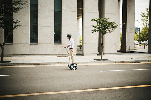 포토 JPG 주간 남자 도로 비즈니스 정보기술 스마트라이프 한명 성인 야외 30대 스마트기기 한국인 네트워크 헬멧 스마트 출근 스마트모빌리티 전동스쿠터 모빌리티 국내포토 자연요소 1 라이프스타일 길 교통수단 컨셉 교통시설 기술 사람 동양인 장년 전자제품 스쿠터 보호장비 출퇴근 파일형식