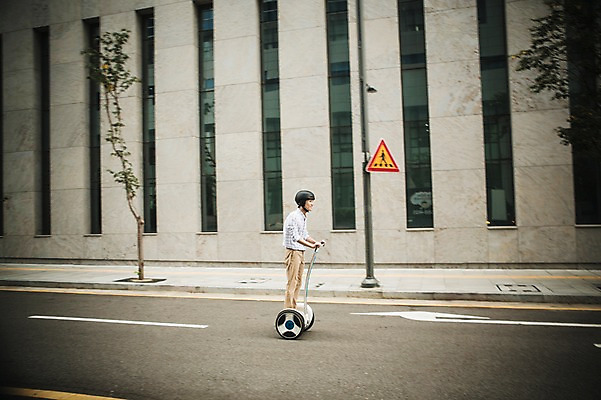 포토 JPG 주간 남자 도로 비즈니스 정보기술 스마트라이프 한명 성인 야외 30대 스마트기기 한국인 네트워크 헬멧 스마트 출근 스마트모빌리티 전동스쿠터 모빌리티 국내포토 자연요소 1 라이프스타일 길 교통수단 컨셉 교통시설 기술 사람 동양인 장년 전자제품 스쿠터 보호장비 출퇴근 파일형식