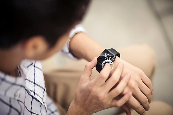 JPG 주간 편집이미지 남자 비즈니스 정보기술 스마트라이프 한명 성인 야외 아웃포커스 30대 스마트기기 터치 한국인 네트워크 스마트 디지털합성 디지털아트 애플워치 4차산업 편집실사 자연요소 1 라이프스타일 산업 컨셉 기술 촬영기법 사람 동양인 장년 전자제품 CG 스마트워치 파일형식