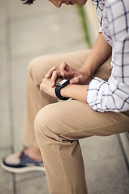 포토 JPG 주간 남자 비즈니스 정보기술 스마트라이프 한명 성인 야외 아웃포커스 30대 스마트기기 터치 한국인 네트워크 스마트 애플워치 국내포토 자연요소 1 라이프스타일 컨셉 기술 촬영기법 사람 동양인 장년 전자제품 스마트워치 파일형식