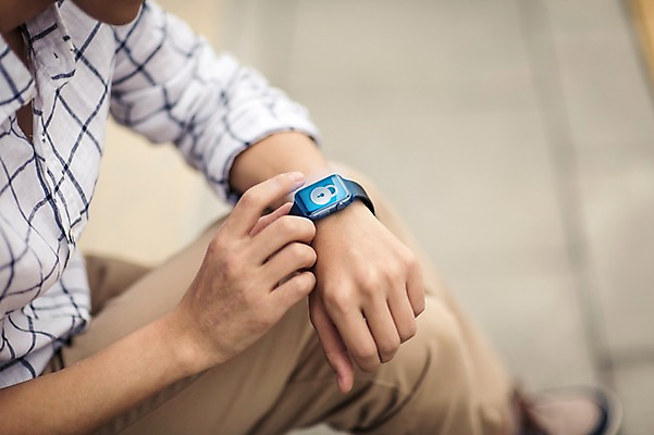 포토 JPG 주간 남자 비즈니스 정보기술 스마트라이프 한명 성인 야외 30대 스마트기기 한국인 네트워크 스마트 애플워치 국내포토 자연요소 1 라이프스타일 컨셉 기술 사람 동양인 장년 전자제품 스마트워치 파일형식