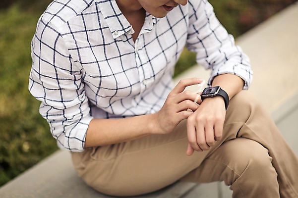 포토 JPG 주간 남자 비즈니스 정보기술 스마트라이프 한명 성인 야외 30대 스마트기기 한국인 네트워크 스마트 애플워치 국내포토 자연요소 1 라이프스타일 컨셉 기술 사람 동양인 장년 전자제품 스마트워치 파일형식