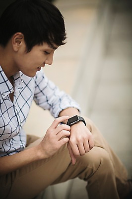 포토 JPG 주간 남자 비즈니스 정보기술 스마트라이프 한명 성인 야외 30대 스마트기기 한국인 네트워크 스마트 애플워치 국내포토 자연요소 1 라이프스타일 컨셉 기술 사람 동양인 장년 전자제품 스마트워치 파일형식