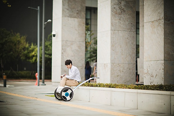 포토 JPG 주간 남자 비즈니스 휴식 정보기술 스마트라이프 한명 앉기 빌딩 성인 야외 30대 스마트기기 한국인 네트워크 스마트 스마트모빌리티 전동스쿠터 모빌리티 국내포토 자연요소 1 라이프스타일 교통수단 컨셉 모션 기술 사람 동양인 건물 장년 전자제품 스쿠터 파일형식