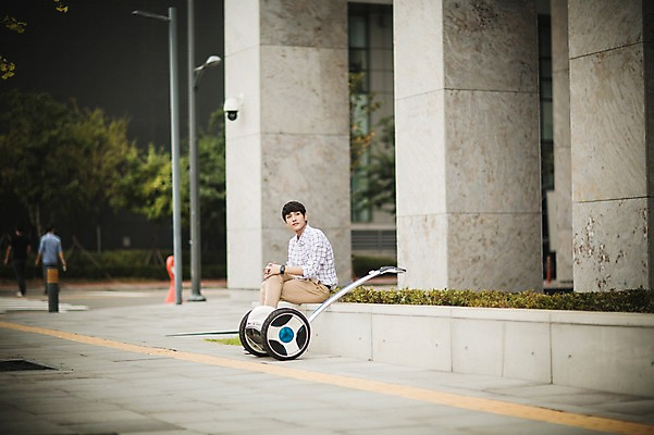 포토 JPG 주간 남자 비즈니스 휴식 정보기술 스마트라이프 한명 앉기 빌딩 성인 야외 30대 스마트기기 한국인 네트워크 스마트 스마트모빌리티 전동스쿠터 모빌리티 국내포토 자연요소 1 라이프스타일 교통수단 컨셉 모션 기술 사람 동양인 건물 장년 전자제품 스쿠터 파일형식