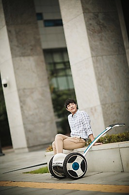 포토 JPG 주간 남자 비즈니스 휴식 정보기술 스마트라이프 한명 앉기 빌딩 성인 야외 30대 스마트기기 한국인 다리꼬기 네트워크 스마트 스마트모빌리티 전동스쿠터 모빌리티 국내포토 자연요소 1 라이프스타일 교통수단 컨셉 모션 기술 사람 동양인 건물 장년 전자제품 스쿠터 파일형식