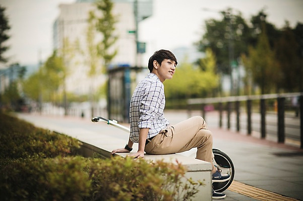 포토 JPG 주간 남자 비즈니스 휴식 정보기술 스마트라이프 한명 앉기 성인 야외 30대 스마트기기 한국인 다리꼬기 네트워크 스마트 스마트모빌리티 전동스쿠터 모빌리티 국내포토 자연요소 1 라이프스타일 교통수단 컨셉 모션 기술 사람 동양인 장년 전자제품 스쿠터 파일형식