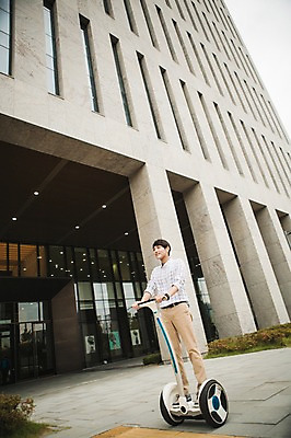 포토 JPG 주간 전신 남자 비즈니스 정보기술 스마트라이프 한명 빌딩 성인 야외 30대 스마트기기 한국인 네트워크 스마트 출근 스마트모빌리티 전동스쿠터 모빌리티 국내포토 자연요소 1 라이프스타일 교통수단 컨셉 기술 사람 동양인 건물 장년 전자제품 스쿠터 출퇴근 파일형식