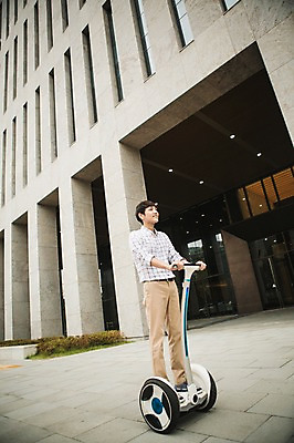 포토 JPG 주간 전신 남자 비즈니스 정보기술 스마트라이프 한명 빌딩 성인 야외 30대 스마트기기 한국인 네트워크 스마트 출근 스마트모빌리티 전동스쿠터 모빌리티 국내포토 자연요소 1 라이프스타일 교통수단 컨셉 기술 사람 동양인 건물 장년 전자제품 스쿠터 출퇴근 파일형식