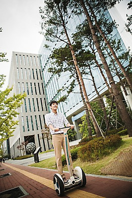 포토 JPG 주간 전신 나무 남자 비즈니스 정보기술 스마트라이프 한명 빌딩 성인 야외 30대 스마트기기 한국인 네트워크 스마트 출근 스마트모빌리티 전동스쿠터 모빌리티 국내포토 자연요소 식물 1 라이프스타일 교통수단 컨셉 기술 사람 동양인 건물 장년 전자제품 스쿠터 출퇴근 파일형식