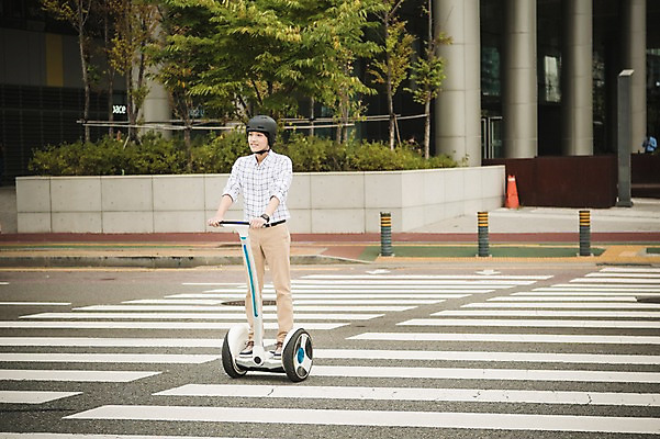 포토 JPG 주간 전신 남자 비즈니스 정보기술 스마트라이프 한명 빌딩 성인 야외 30대 스마트기기 한국인 네트워크 횡단보도 헬멧 스마트 출근 스마트모빌리티 전동스쿠터 모빌리티 국내포토 자연요소 1 라이프스타일 교통수단 컨셉 기술 사람 동양인 건물 장년 전자제품 스쿠터 보행로 보호장비 출퇴근 파일형식