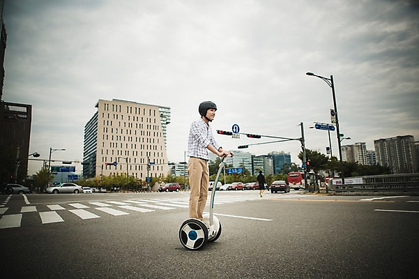 포토 JPG 주간 전신 남자 도로 비즈니스 자동차 정보기술 스마트라이프 한명 빌딩 성인 야외 30대 스마트기기 한국인 네트워크 헬멧 스마트 출근 스마트모빌리티 전동스쿠터 모빌리티 국내포토 자연요소 1 라이프스타일 길 육상교통 교통수단 컨셉 교통시설 기술 사람 동양인 건물 장년 전자제품 스쿠터 보호장비 출퇴근 파일형식