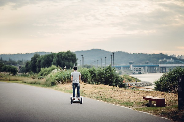 포토 JPG 주간 전신 공원 남자 휴식 정보기술 스마트라이프 한명 성인 야외 뒷모습 30대 스마트기기 한국인 네트워크 스마트 한강공원 스마트모빌리티 전동휠 전동스쿠터 모빌리티 국내포토 자연요소 1 라이프스타일 공공시설 육상교통 교통수단 뷰포인트 컨셉 기술 사람 동양인 장년 전자제품 스쿠터 한강 파일형식