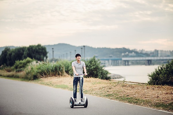 포토 JPG 주간 전신 공원 남자 휴식 정보기술 스마트라이프 한명 성인 야외 30대 스마트기기 한국인 네트워크 스마트 한강공원 스마트모빌리티 전동휠 전동스쿠터 모빌리티 국내포토 자연요소 1 라이프스타일 공공시설 육상교통 교통수단 컨셉 기술 사람 동양인 장년 전자제품 스쿠터 한강 파일형식