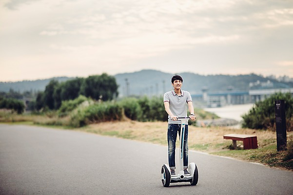 포토 JPG 주간 전신 공원 남자 휴식 정보기술 스마트라이프 한명 성인 야외 30대 스마트기기 한국인 네트워크 스마트 한강공원 스마트모빌리티 전동휠 전동스쿠터 모빌리티 국내포토 자연요소 1 라이프스타일 공공시설 육상교통 교통수단 컨셉 기술 사람 동양인 장년 전자제품 스쿠터 한강 파일형식