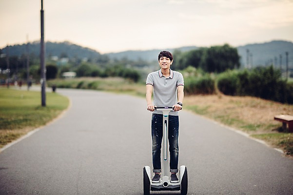 포토 JPG 주간 전신 공원 남자 휴식 정보기술 스마트라이프 한명 성인 야외 30대 스마트기기 한국인 네트워크 스마트 한강공원 스마트모빌리티 전동휠 전동스쿠터 모빌리티 국내포토 자연요소 1 라이프스타일 공공시설 육상교통 교통수단 컨셉 기술 사람 동양인 장년 전자제품 스쿠터 한강 파일형식