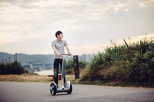 포토 JPG 주간 전신 공원 남자 휴식 정보기술 스마트라이프 한명 성인 야외 30대 스마트기기 한국인 네트워크 스마트 한강공원 스마트모빌리티 전동휠 전동스쿠터 모빌리티 국내포토 자연요소 1 라이프스타일 공공시설 육상교통 교통수단 컨셉 기술 사람 동양인 장년 전자제품 스쿠터 한강 파일형식