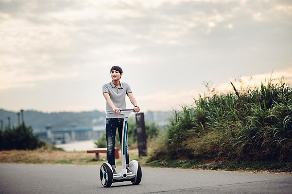 포토 JPG 주간 전신 공원 남자 휴식 정보기술 스마트라이프 한명 성인 야외 30대 스마트기기 한국인 네트워크 스마트 한강공원 스마트모빌리티 전동휠 전동스쿠터 모빌리티 국내포토 자연요소 1 라이프스타일 공공시설 육상교통 교통수단 컨셉 기술 사람 동양인 장년 전자제품 스쿠터 한강 파일형식