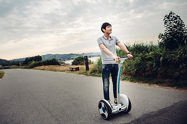 포토 JPG 주간 전신 공원 남자 휴식 정보기술 스마트라이프 한명 성인 야외 30대 스마트기기 한국인 네트워크 스마트 한강공원 스마트모빌리티 전동휠 전동스쿠터 모빌리티 국내포토 자연요소 1 라이프스타일 공공시설 육상교통 교통수단 컨셉 기술 사람 동양인 장년 전자제품 스쿠터 한강 파일형식