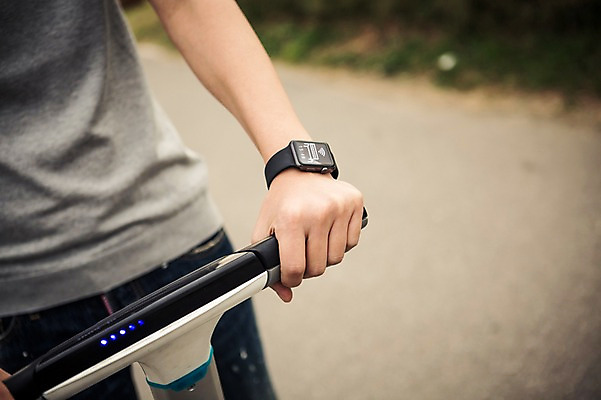 포토 JPG 주간 공원 남자 휴식 정보기술 스마트라이프 한명 성인 야외 30대 스마트기기 한국인 네트워크 스마트 한강공원 스마트모빌리티 전동휠 전동스쿠터 애플워치 모빌리티 국내포토 자연요소 1 라이프스타일 공공시설 육상교통 교통수단 컨셉 기술 사람 동양인 장년 전자제품 스쿠터 한강 스마트워치 파일형식