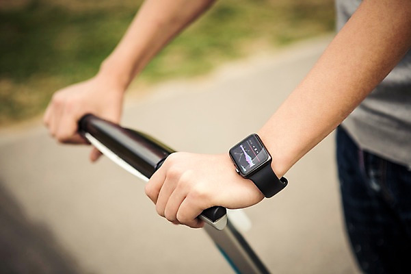 포토 JPG 주간 공원 남자 휴식 정보기술 스마트라이프 한명 성인 야외 30대 스마트기기 한국인 네트워크 스마트 한강공원 스마트모빌리티 전동휠 전동스쿠터 애플워치 모빌리티 국내포토 자연요소 1 라이프스타일 공공시설 육상교통 교통수단 컨셉 기술 사람 동양인 장년 전자제품 스쿠터 한강 스마트워치 파일형식