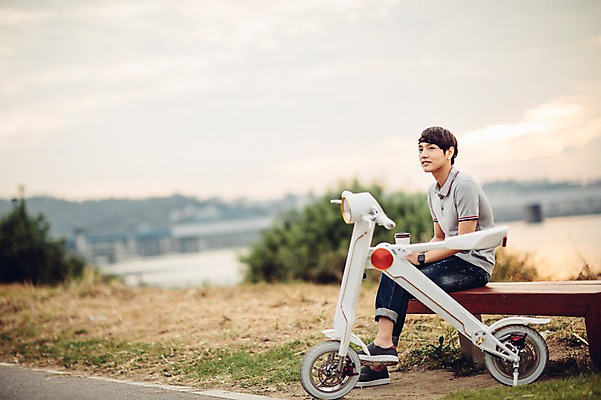 포토 JPG 주간 공원 남자 커피 휴식 정보기술 스마트라이프 한명 성인 야외 30대 스마트기기 한국인 네트워크 종이컵 스마트 한강공원 스마트모빌리티 전동스쿠터 모빌리티 국내포토 자연요소 1 라이프스타일 공공시설 음료 교통수단 컨셉 기술 사람 동양인 컵 장년 전자제품 스쿠터 일회용 한강 파일형식