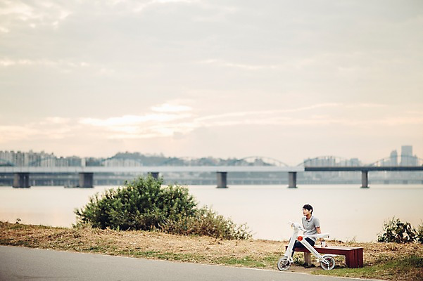 포토 JPG 주간 공원 남자 휴식 정보기술 스마트라이프 한명 성인 야외 30대 스마트기기 한국인 네트워크 스마트 한강공원 스마트모빌리티 전동휠 모빌리티 국내포토 자연요소 1 라이프스타일 공공시설 육상교통 교통수단 컨셉 기술 사람 동양인 장년 전자제품 한강 파일형식