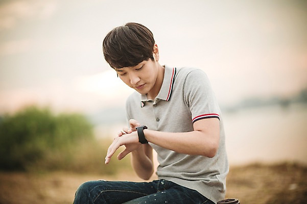 포토 JPG 주간 공원 남자 정보기술 스마트라이프 한명 성인 야외 30대 스마트기기 한국인 네트워크 스마트 한강공원 애플워치 국내포토 자연요소 1 라이프스타일 공공시설 컨셉 기술 사람 동양인 장년 전자제품 한강 스마트워치 파일형식