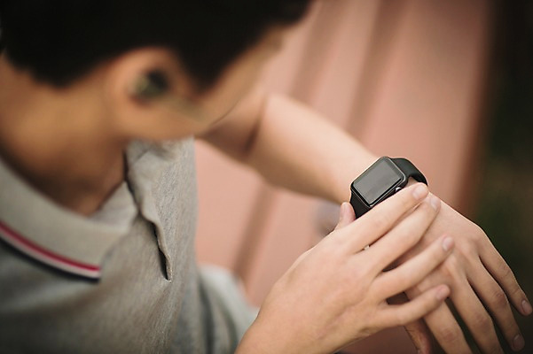 포토 JPG 주간 공원 남자 정보기술 스마트라이프 한명 성인 야외 30대 스마트기기 한국인 네트워크 스마트 한강공원 애플워치 국내포토 자연요소 1 라이프스타일 공공시설 컨셉 기술 사람 동양인 장년 전자제품 한강 스마트워치 파일형식