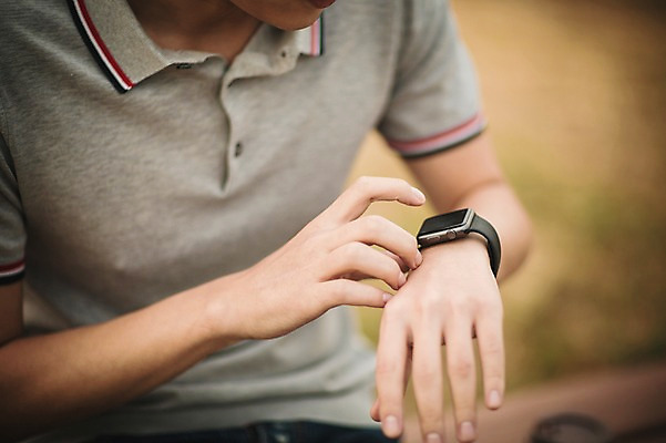 포토 JPG 주간 공원 남자 정보기술 스마트라이프 한명 성인 야외 30대 스마트기기 한국인 네트워크 스마트 한강공원 애플워치 국내포토 자연요소 1 라이프스타일 공공시설 컨셉 기술 사람 동양인 장년 전자제품 한강 스마트워치 파일형식