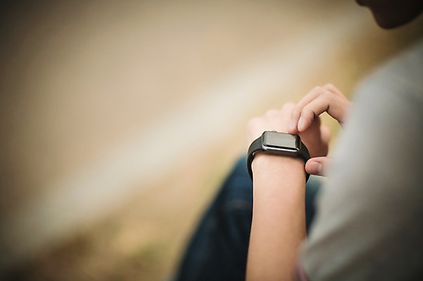 포토 JPG 주간 공원 남자 정보기술 스마트라이프 한명 성인 야외 아웃포커스 30대 스마트기기 한국인 네트워크 스마트 한강공원 애플워치 국내포토 자연요소 1 라이프스타일 공공시설 컨셉 기술 촬영기법 사람 동양인 장년 전자제품 한강 스마트워치 파일형식